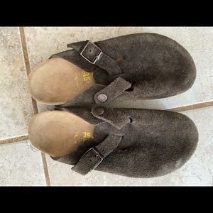 Birkenstock’s brown seude size 35